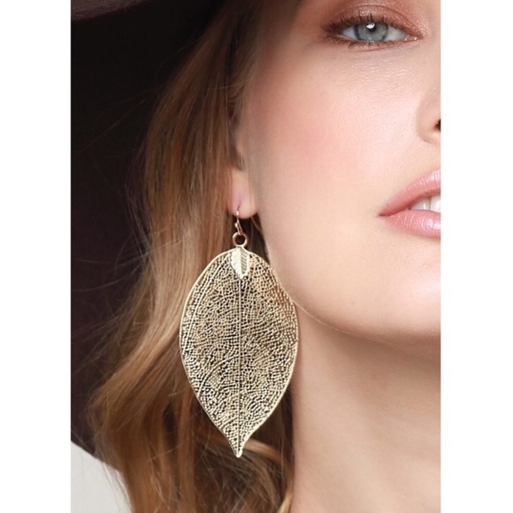 ⚫️5/25 Gold Filigree Leaf Hook Earrings - Picture 2 of 2